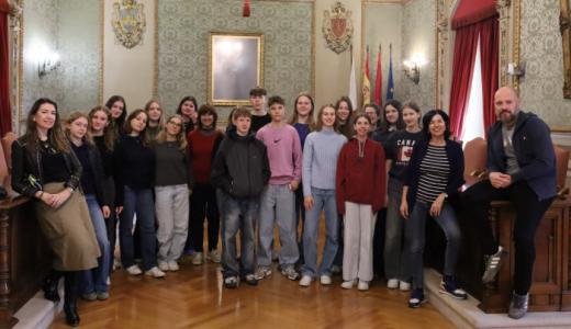 Estudiantes alemanes de intercambio visitan el Ayuntamiento de Tudela con el IES Benjamín.